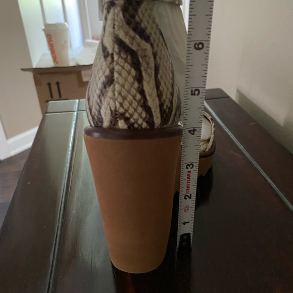 NWOB Vince Camuto wedges. Snake skin pattern - Picture 7 of 7